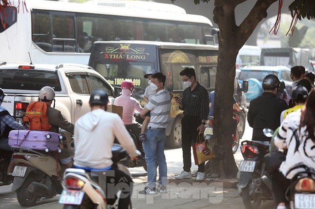 Có nhiều gia đình đợi xe trên đường về quê nhưng lượng xe ùn tắc dài rất khó khăn để bắt xe