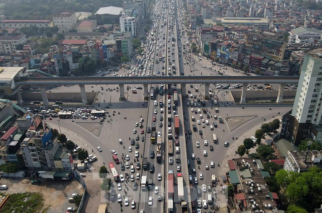 Hàng dài xe tải nhích từng chút một từ ngã tư Khuất Duy Tiến-Nguyễn Trãi tới Linh Đàm đi bến xe nước Ngầm