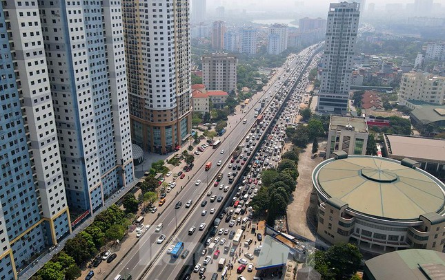 Dòng ô tô, xe máy "chôn chân" xếp hàng dài trên đường vành đai 3 trên cao và ở dưới đường Nghiêm Xuân Yêm