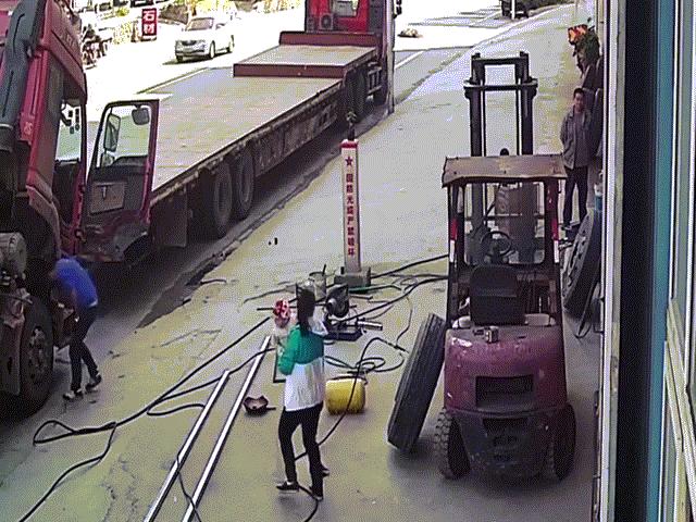 Video: Quên ngắt van máy bơm khiến lốp ô tô phát nổ, hất văng hai mẹ con