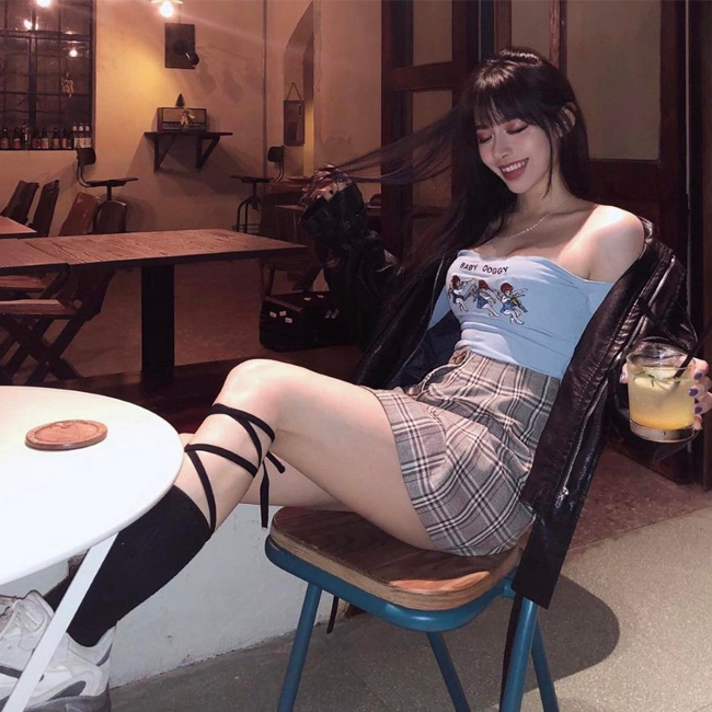 Những outfit đi dạo phố, ăn hàng của Dinonoz luôn nhận được nhiều lời khen vì mặc ngắn, hở vừa vặn.
