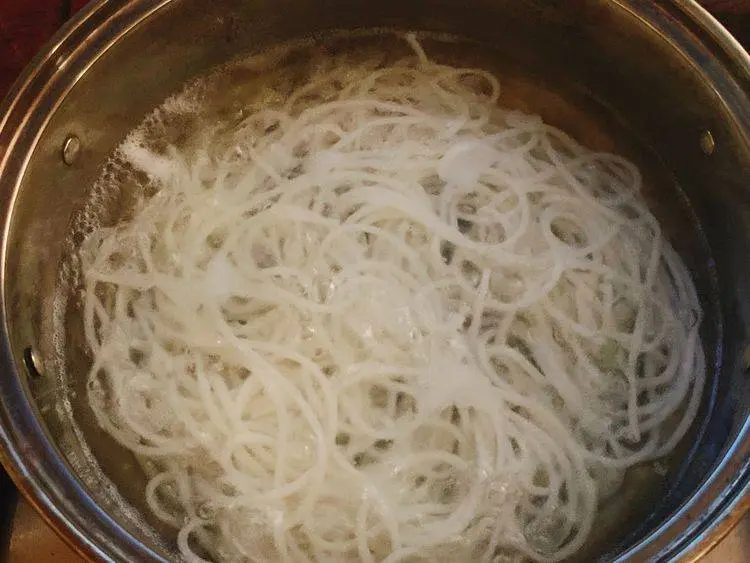 How to make a delicious and simple sour soup noodle dish, everyone in the family loves to eat it - 7