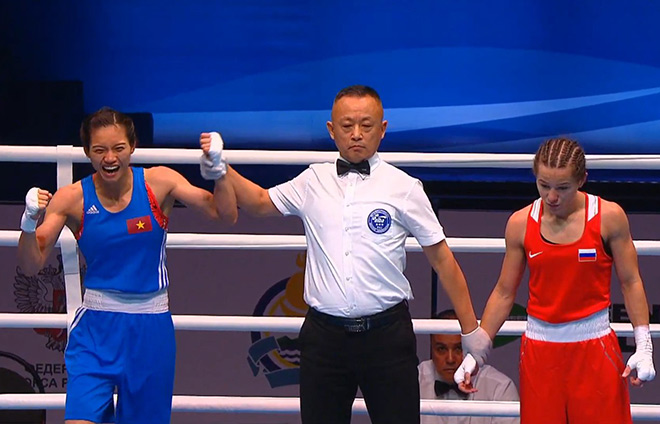 Nguyễn Thị Tâm (trái) xuất sắc mang về tấm HCV đầu tiên cho Việt Nam tại giải boxing Thái Lan mở rộng 2022