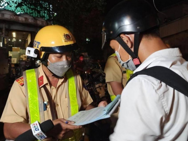 Tin tức trong ngày - Bị CSGT đo độ cồn, "ma men" cù nhây "mới khỏi Covid-19 thổi không nổi"