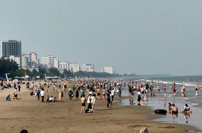Hàng chục ngàn du khách đổ về biển Sầm Sơn