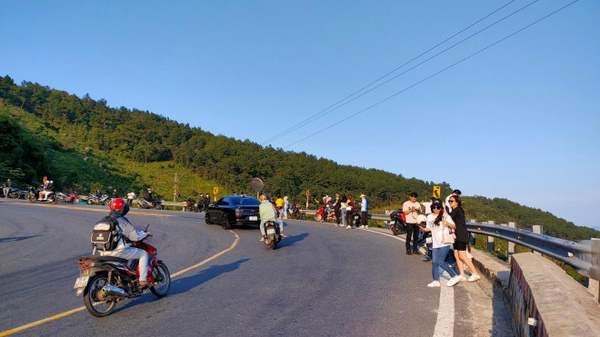 Young people check-in the 'turn of death'  Hai Van pass despite danger - 1