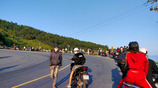 Young people check-in the 'turn of death'  Hai Van pass despite danger - 3