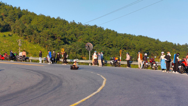 Young people check-in the 'turn of death'  Hai Van Pass despite danger - 7