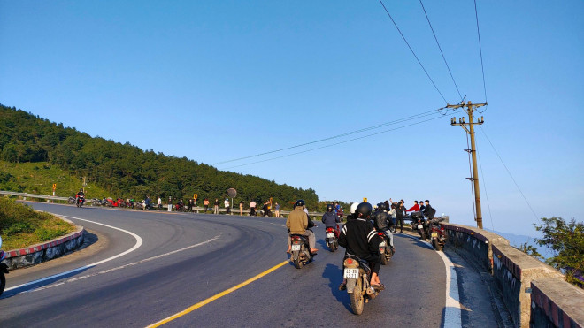 Young people check-in the 'turn of death'  Hai Van pass despite danger - 9