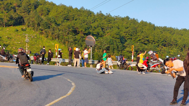Young people check-in the 'turn of death'  Hai Van Pass despite danger - 10