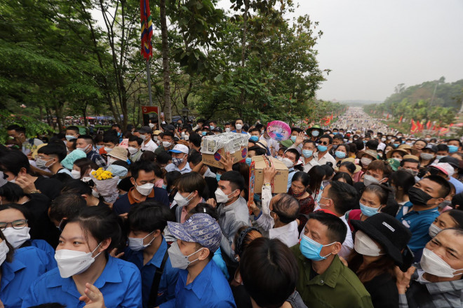 Clip: Hundreds of thousands of people flock to Hung Temple - 7