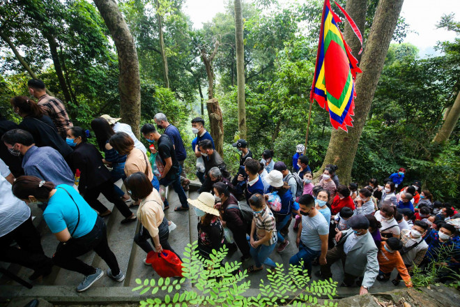 Clip: Hundreds of thousands of people flock to Hung Temple - 11