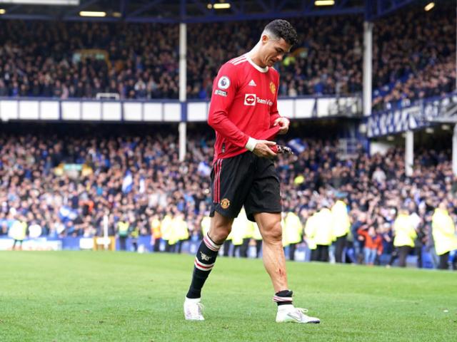 Sốc: Ronaldo cay cú đập điện thoại của CĐV, chân rỉ máu vì bị “chặt chém”