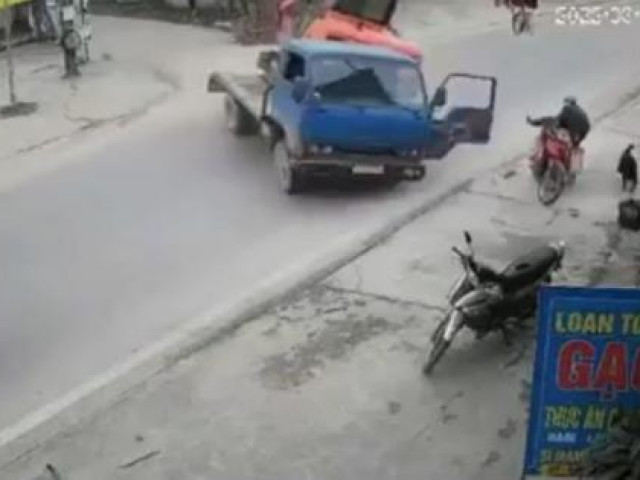 Dừng xe máy bên đường, cụ ông bị máy múc rơi từ trên xe tải xuống đè chết