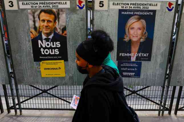 Áp phích vận động tranh cử của Tổng thống Pháp Emmanuel Macron và đối thủ Marine Le Pen được dán trên một tấm bảng ở Paris ngày 4/4. (Ảnh: Reuters)