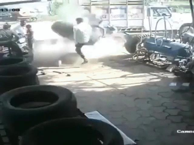 Video: Lốp ô tô phát nổ kinh hoàng, 2 thanh niên bị hất tung lên trời