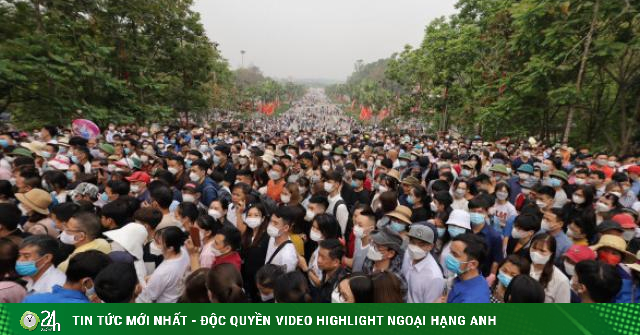 Clip: Hundreds of thousands of people flock to Hung Temple