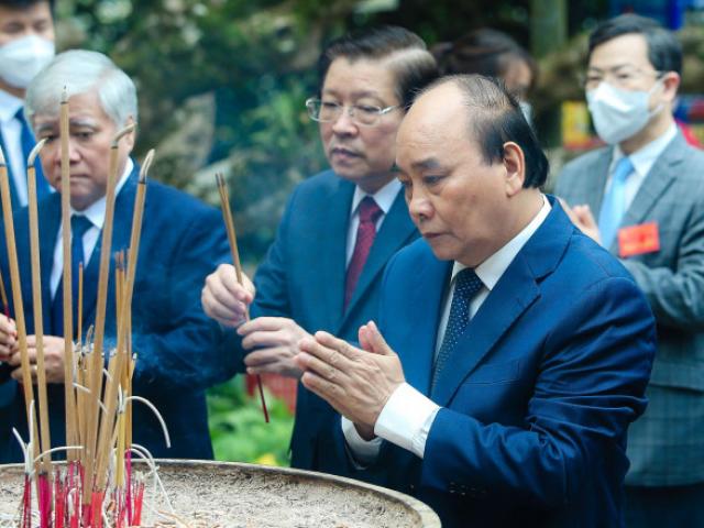 Clip: Chủ tịch nước Nguyễn Xuân Phúc dâng hương tại Đền Hùng ngày Giỗ Tổ Hùng Vương