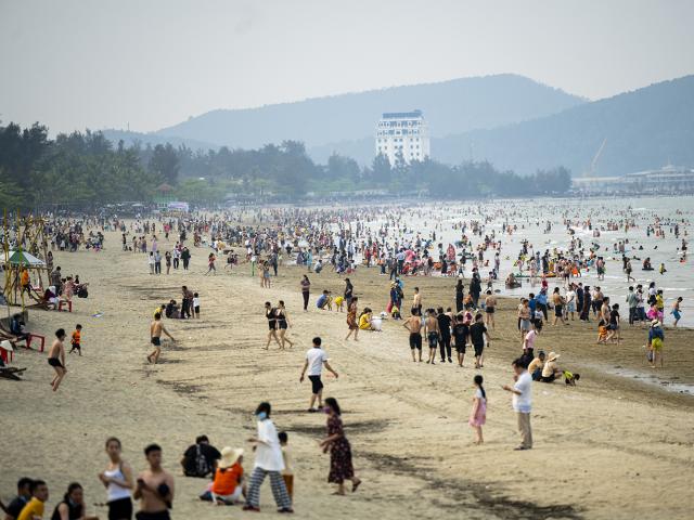 Tin tức trong ngày - Biển Cửa Lò đông nghịt người sau 2 năm ngừng đón khách