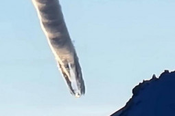 Thế giới - Đám mây lạ "lao thẳng" xuống núi, dân Alaska hoang mang