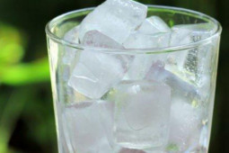 Mùa nóng uống nước đá "cực đã" nhưng coi chừng rước đủ bệnh vào thân
