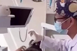 Bạn trẻ - Cuộc sống - Nha sĩ nam giơ tay ra hiệu cho trợ lý lấy dụng cụ, bệnh nhân nữ có phản xạ cực kỳ bất ngờ