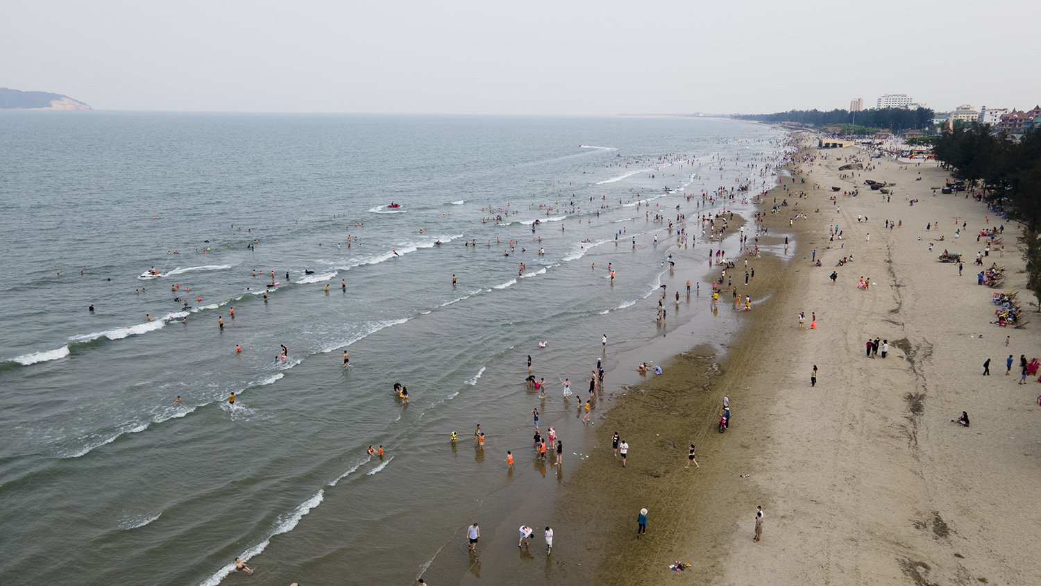 Sau 2 năm phải tạm dừng hầu hết các hoạt động du lịch, biển Cửa Lò (thị xã Cửa Lò, tỉnh Nghệ An) đã bắt đầu nhộn nhịp, có nhiều du khách phương xa tìm về giải nhiệt.