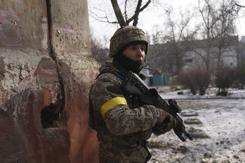 Binh sĩ Ukraine chiến đấu ở Mariupol. Ảnh: AP.