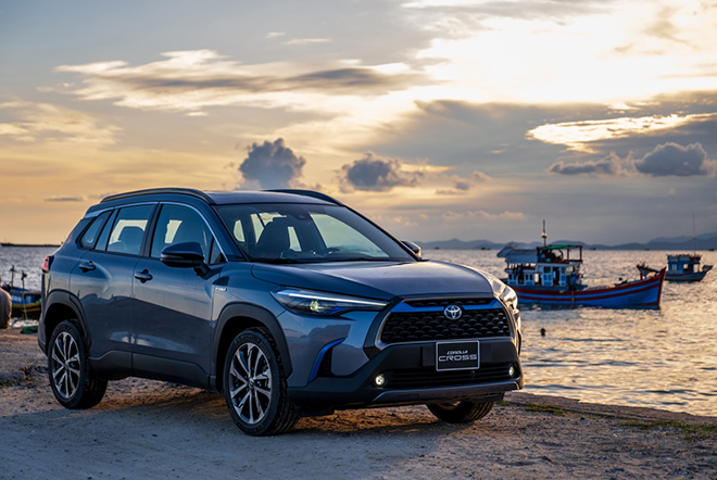 Price of Toyota Corolla Cross rolling in April 2022, 10% discount on BHVC fee - 1