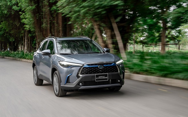 Price of Toyota Corolla Cross rolling in April 2022, 10% discount on BHVC fee - 6