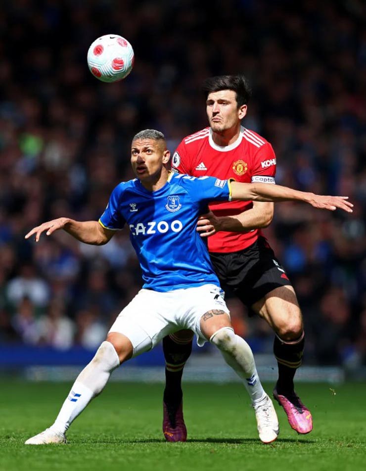 Trung vệ đội trưởng của MU nhiều lần bị các cầu thủ Everton vượt qua
