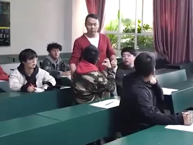 Clip hài hước - Cứ ngỡ bà mẹ thường con nào ngờ hành động khiến bao người ngã ngửa