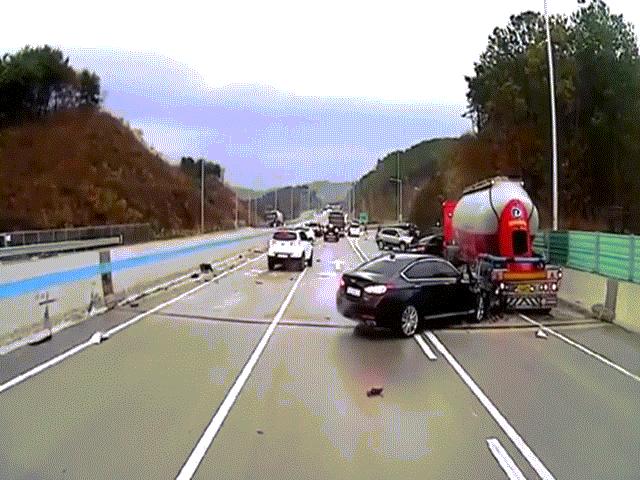 Phi thường - kỳ quặc - Clip: Đường trơn trượt, người đàn ông may mắn thoát chết khỏi loạt “ô tô điên”