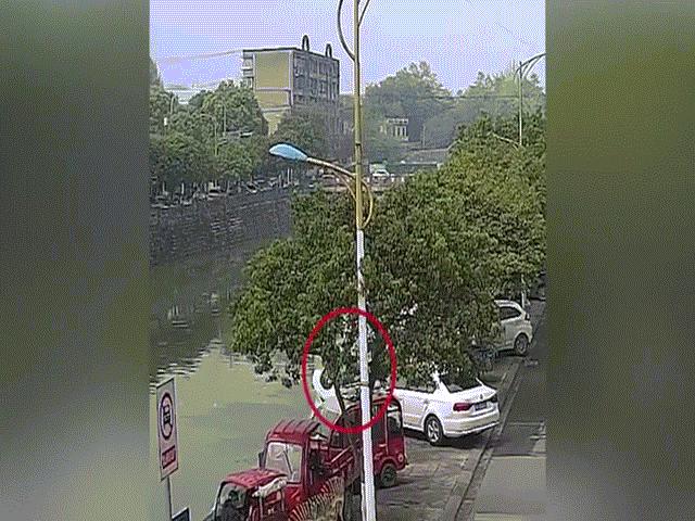 Phi thường - kỳ quặc - Video: Bất ngờ khoảnh khắc ô tô tông sập lan can, lao thẳng xuống sông