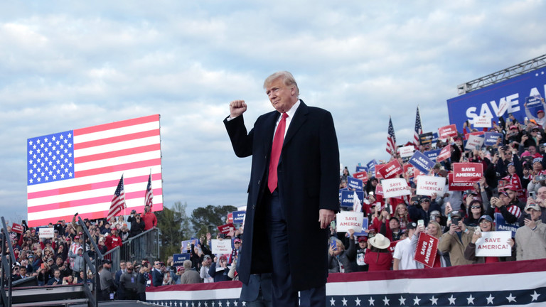 Ông Trump xuất hiện trong sự kiện mít tinh ngày 9.4 ở bang North Carolina.
