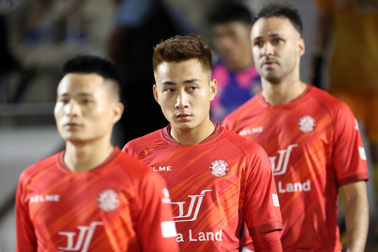 Trận đấu giữa TP.HCM và Sài Gòn tối ngày 10/4 thuộc vòng 1/8 Cúp Quốc gia 2022 thu hút sự quan tâm của dư luận không chỉ vì đây là trận "derby bóng đá Sài thành", mà còn do những ồn ào liên quan đến việc hàng chục cầu thủ của TP.HCM đồng loạt đình công để đòi tiền lót tay suốt mấy ngày qua.