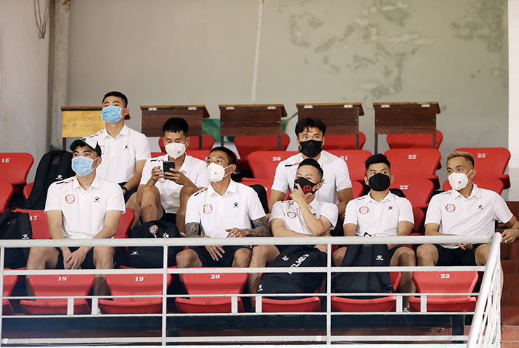 Đặc biệt, 11 cầu thủ thuộc nhóm cầu thủ đình công của CLB TP.HCM không thi đấu ở trận gặp Sài Gòn tối 10/4. Những ngôi sao như Bùi Tiến Dũng, Võ Huy Toàn, Sầm Ngọc Đức, Ngô Tùng Quốc,... ngồi khán đài sân Thống Nhất theo dõi trận đấu.