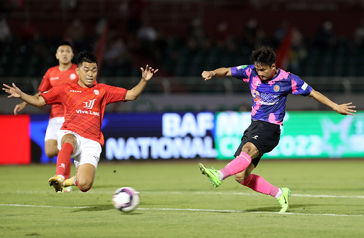Với việc CLB TP.HCM thiếu hàng chục cầu thủ trụ cột, Sài Gòn dễ dàng có bàn mở tỉ số từ phút thứ 5 do công của Hồng Sơn.