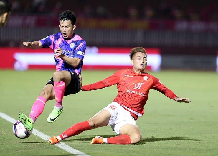 Sau đó, các cầu thủ TP.HCM vùng lên mạnh mẽ nhờ màn trình diễn nổi bật của những cầu thủ "quay xe" trong vụ đình công đòi tiền "lót tay" như Hồ Tuấn Tài hay Phạm Văn Cường. Chính Hồ Tuấn Tài là người có bàn gỡ hoà 1-1 cho TP.HCM ở cuối hiệp một. 