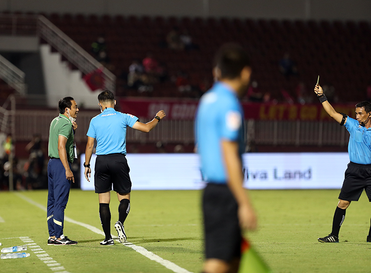Bước sang hiệp hai, trận "derby bóng đá Sài thành" diễn ra khá căng thẳng. HLV Phùng Thanh Phương và một trợ lý phải nhận thẻ vàng sau các tình huống phản ứng trọng tài.