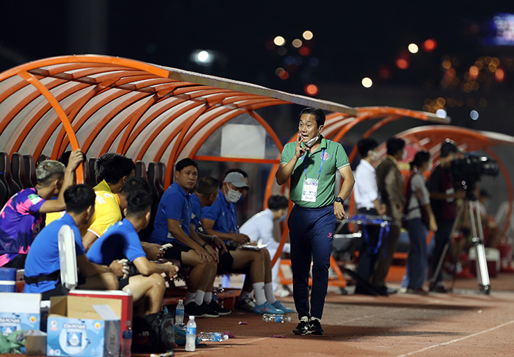 Chuẩn bị cho loạt sút luân lưu, HLV Phùng Thanh Phương tung thủ môn Văn Phong vào thay Hoài Anh ở phút bù giờ.