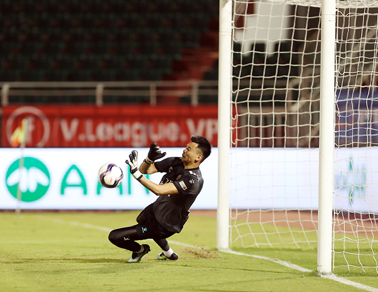 Nhưng ở loạt "đấu súng cân não", Phạm Văn Cường bên phía CLB TP.HCM mới là người toả sáng trước với 2 lần cản phá thành công các cú sút của cầu thủ Sài Gòn.