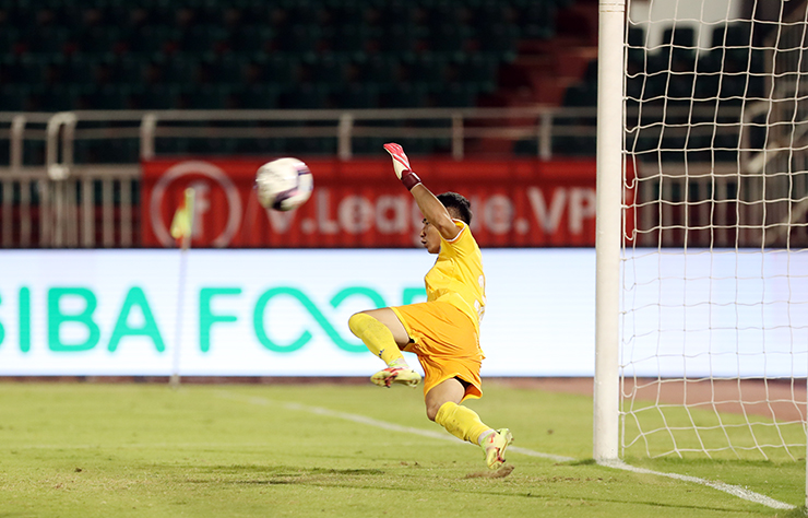 Tưởng như TP.HCM đã có thể vượt qua được Sài Gòn nhưng thủ môn Văn Phong đã lên tiếng đúng lúc ở những loạt sút cuối mang tính quyết định.