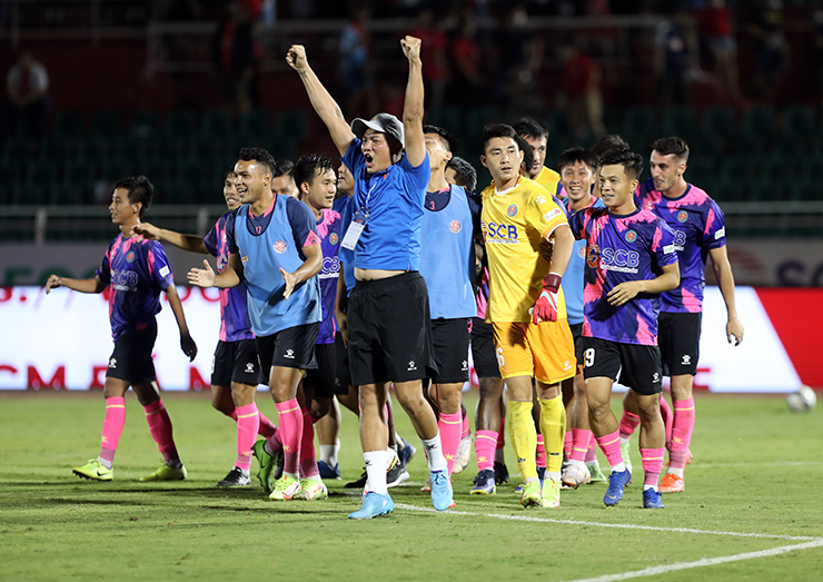 Các học trò của HLV Phùng Thanh Phương vỡ oà ăn mừng tấm vé vào tứ kết Cúp Quốc gia 2022.