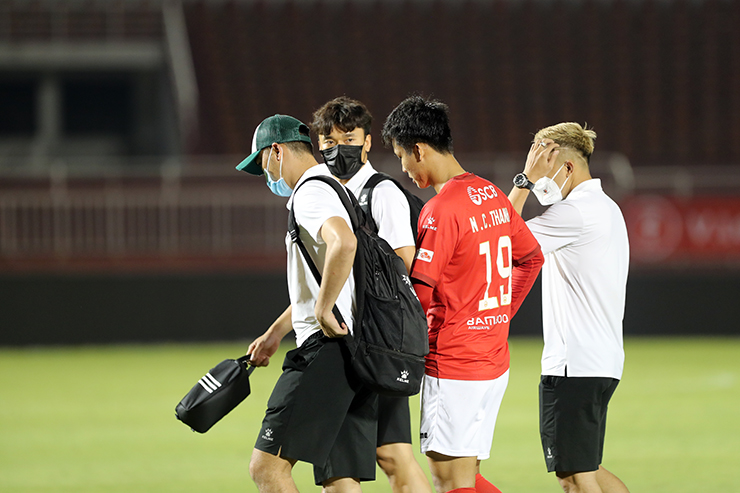 Trong khi Bùi Tiến Dũng có mặt dưới sân để động viên, an ủi các đồng đội.