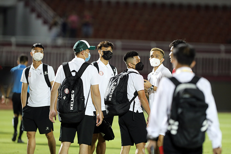 Được biết, sau trận đấu giữa TP.HCM và Sài Gòn, lãnh đạo CLB TP.HCM sẽ có cuộc làm việc với nhóm cầu thủ đình công để giải quyết vụ việc đòi tiền lót tay và tiền lương. Dù vậy, Bùi Tiến Dũng và đồng đội nhiều khả năng sẽ bị CLB kỷ luật đối mặt với tương lai bất định vì tự ý bỏ tập, làm ảnh hưởng đến hình ảnh đội bóng. 