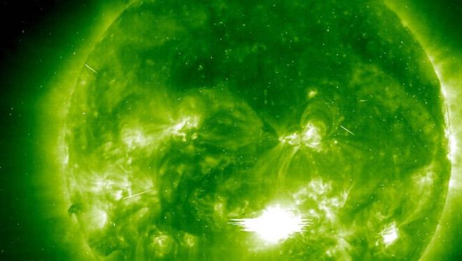 Mặt Trời bùng nổ trong một vụ phóng khối lượng đăng quang. Ảnh: NASA