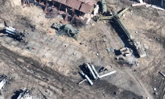 Hình ảnh trận địa S-300 của Ukraine bị phá hủy hồi tháng 3 nhìn từ trên cao. Ảnh: Forbes