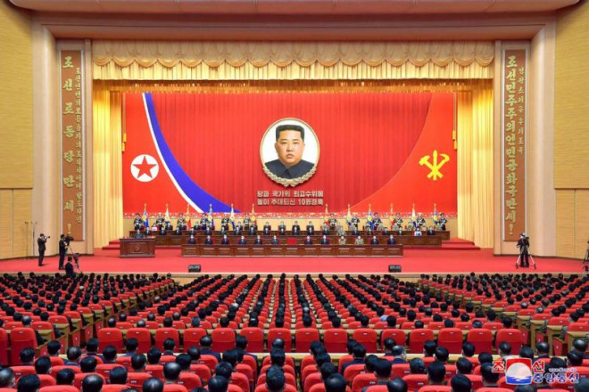 Hình ảnh ông Kim được phóng khổ lớn, treo trang trọng tại hội nghị ở Bình Nhưỡng hôm 10/4. Ảnh: KCNA/Reuters