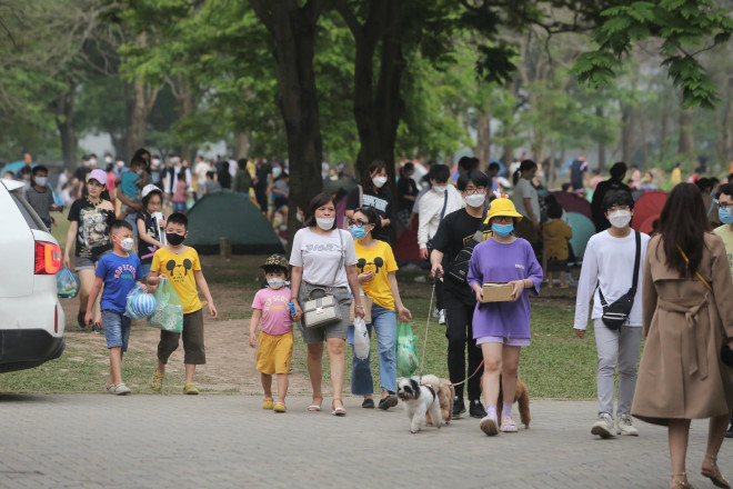 Ghi nhận của PV, trong ngày cuối cùng của kỳ nghỉ lễ Giỗ tổ Hùng Vương năm nay, có khá đông người dân thủ đô chọn công viên Yên Sở (quận Hoàng Mai, Hà Nội) để vui chơi, cắm trại.